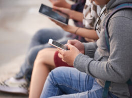 Webinar «Adolescencia y redes sociales: más allá de los likes»